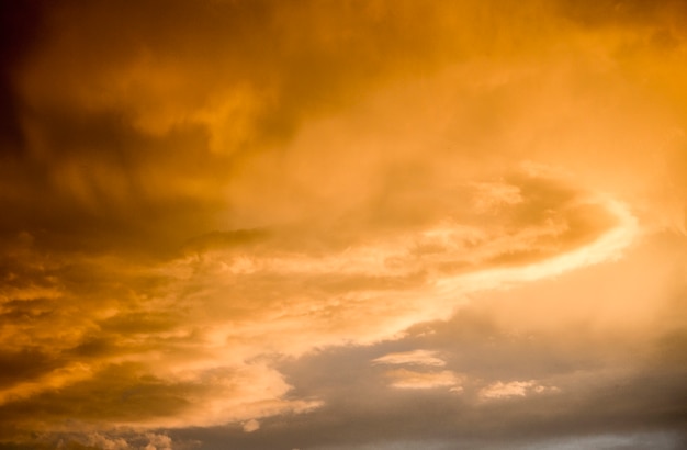 Niebo po letniej burzy. Orange chmury cumulus. Zachód słońca. Thunder nieba