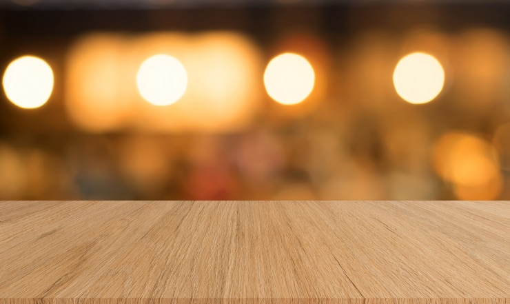 Zdjęcie nieczysty brązowy panel drewniany blat z niewyraźne restauracja bar kawiarnia jasny kolor tła