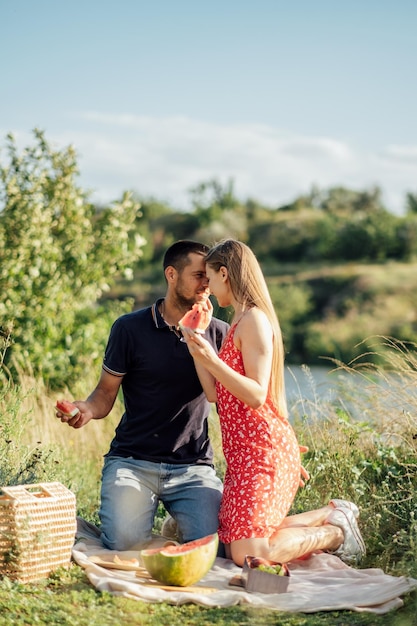 Niedrogie tanie europejskie miejsca na miesiąc miodowy nowożeńcy para zakochana na letnim pikniku z