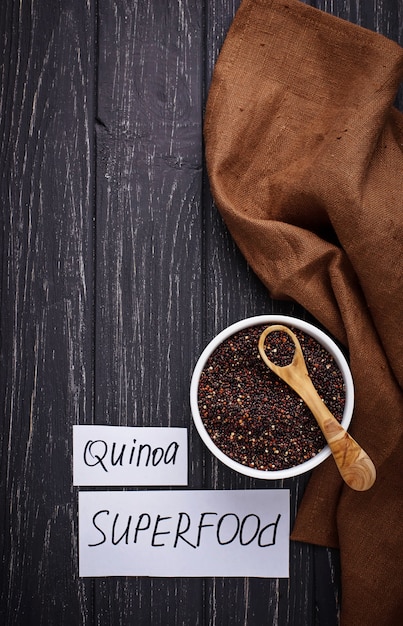 Niegotowana czarna quinoa w misce