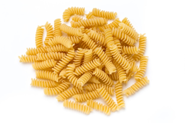 Niegotowane fusilli makaron na białym tle.