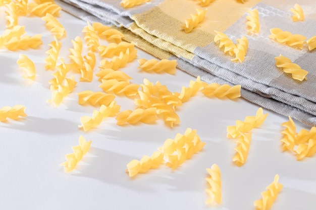 Niegotowane Makarony Fusilli Rozrzucone Na Białym Stole