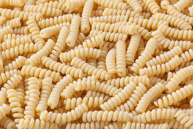 Niegotowane tło makaronu fusilli corti bucati