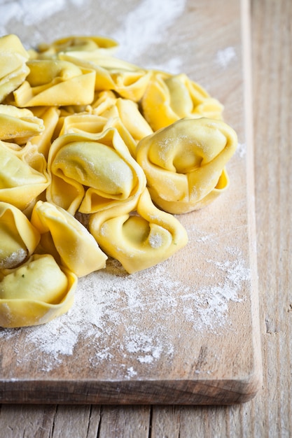 Niegotowane tortellini