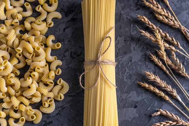 Niegotowane włoskie makarony spaghetti i cavatappi ze szpikulcami pszenicy durum