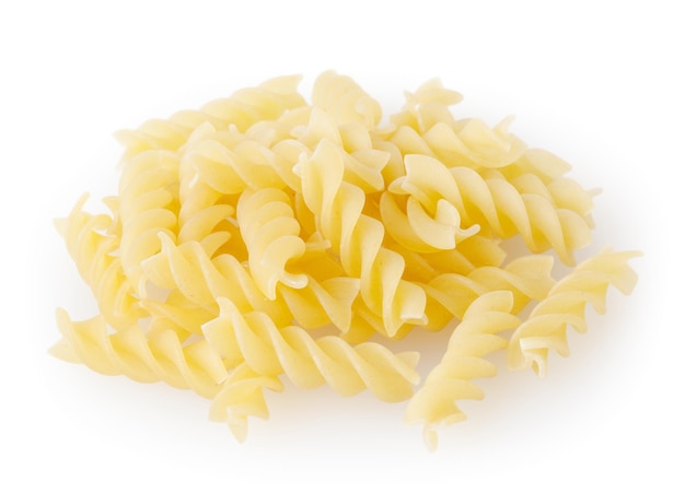 Niegotowany makaron fusilli na białym tle