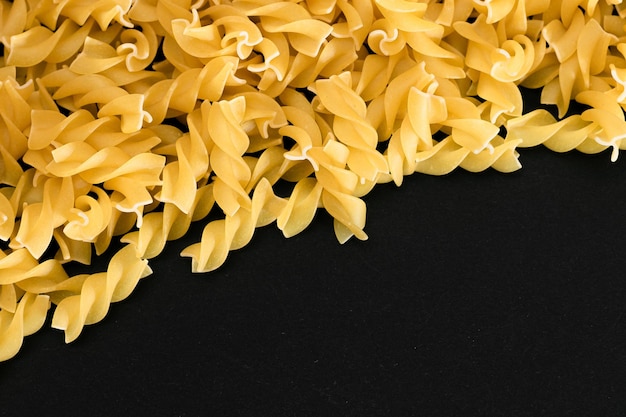 Niegotowany makaron fusilli z miejscem na kopię