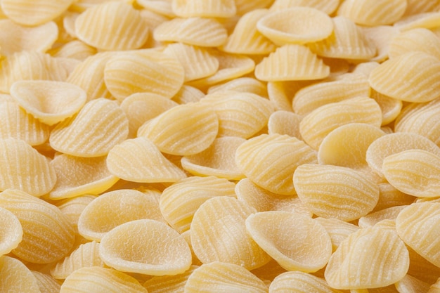 Niegotowany makaron orecchiette w tle