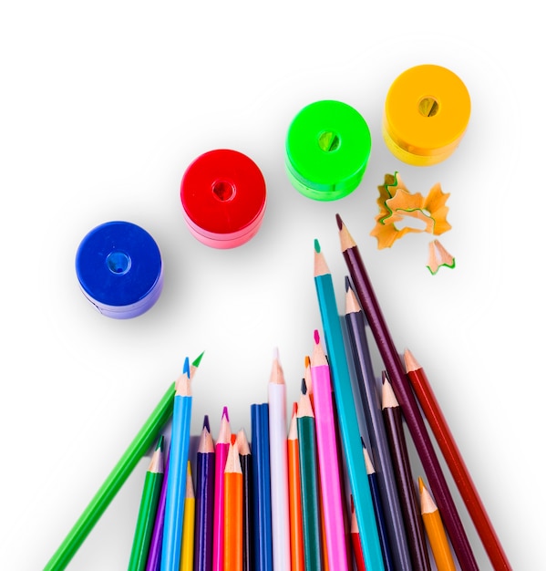 Niektóre Kolorowe Ołówki W Różnych Kolorach Oraz Temperówka I Wiórki Do Ołówków Na Białym Tle