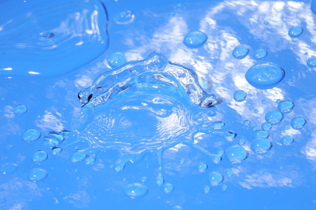 Niektóre krople wody na niebieskim tle z teksturą