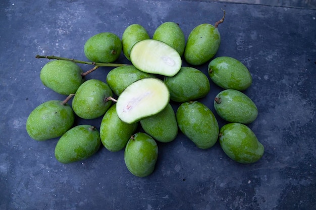 Niektóre świeże surowe zielone mango na betonowej podłodze