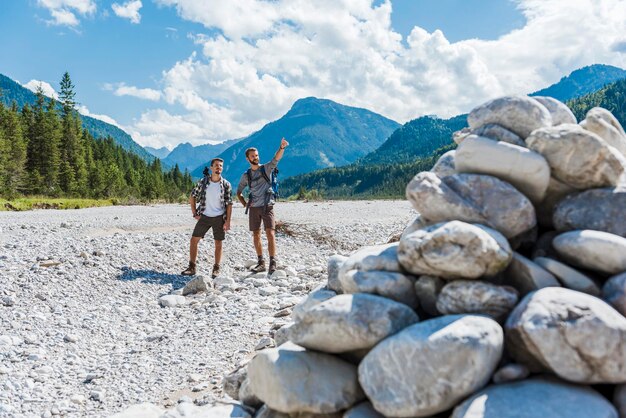 Niemcy, Bawaria, dwóch turystów stojących w korycie suchego potoku, patrzących na widok