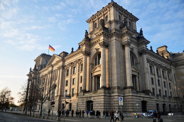 Niemcy i podróżnicy chodzą obok budynku Reichstagu jest zabytkowym gmachem do podróży i wizyty w Berlinie 9 listopada 2016 r. w Berlinie Niemcy