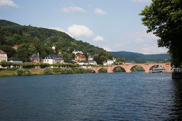Niemieccy i zagraniczni podróżnicy spacerujący i odwiedzający most Karla Theodora lub Stary Most w Heidelbergu przecinają rzekę Neckar 27 sierpnia 2017 r. w Heidelbergu w Niemczech