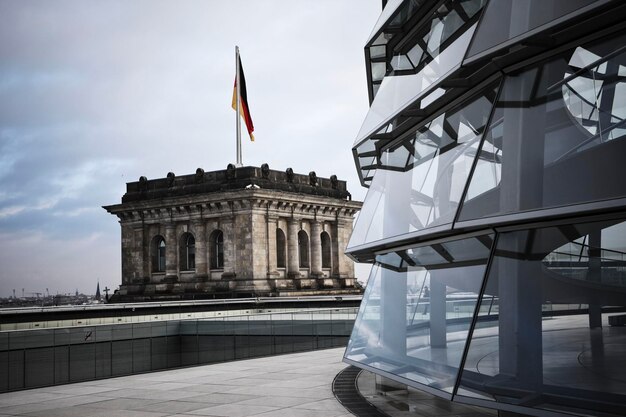 Niemiecka flaga na szczycie budynku na tle nieba