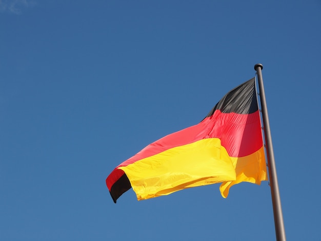 Niemiecka flaga nad błękitnym niebem