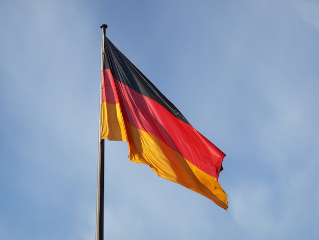 Zdjęcie niemiecka flaga nad błękitnym niebem
