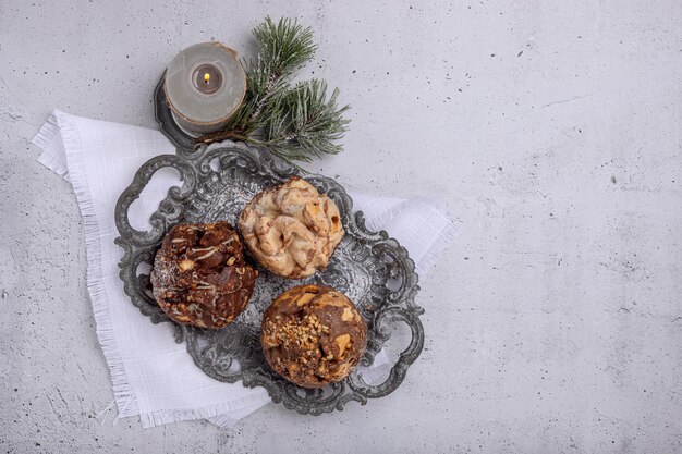 Zdjęcie niemiecki deser świąteczny schneeballen na tacy vintage na jasnym tle widok z góry