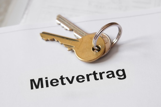 Niemiecki dokument umowy najmu wraz z kompletem kluczy do domu Mietvertrag oznacza w języku niemieckim umowę najmu