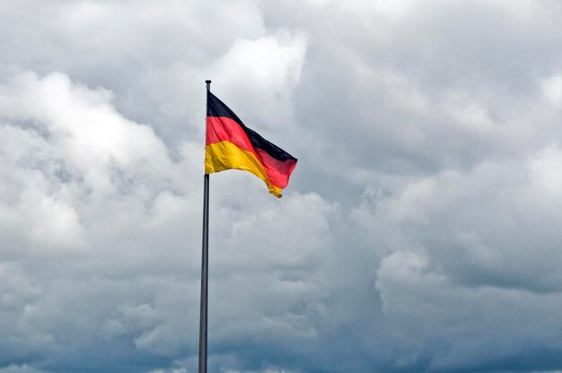 Niemiecki flaf na chmurowym niebie Berlin Niemcy
