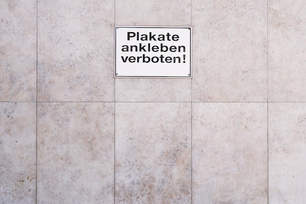 Niemiecki znak Plakate ankleben verboten tłumaczy się jako poczta bez rachunków