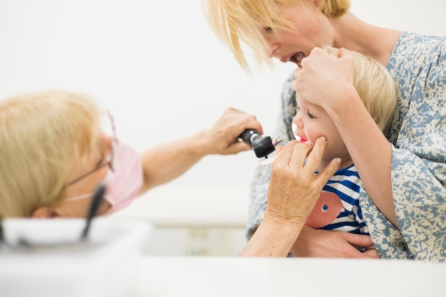 Niemowlę dziecko chłopca badane przez lekarza pediatrę podczas standardowego badania lekarskiego w