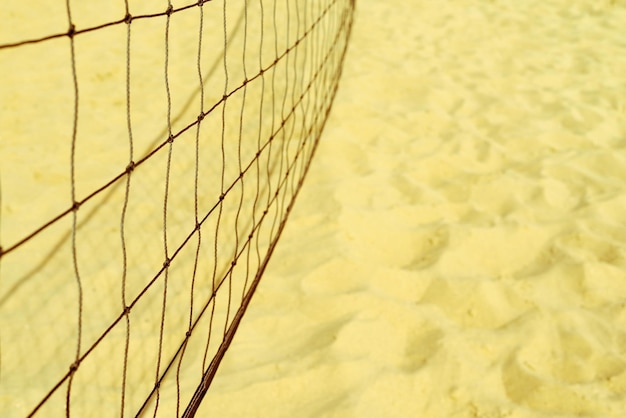 Nieostre siatka do siatkówki na tle piasku