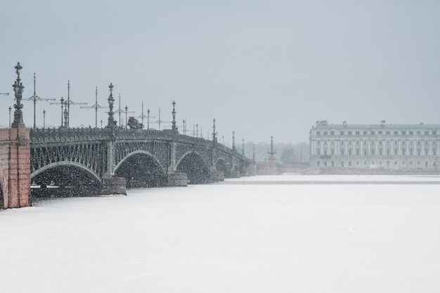 Nieostrość. Pałac Bridge W Sankt Petersburgu Podczas Opadów śniegu W Zimie. Minimalistyczny Zimowy Widok Miejski.