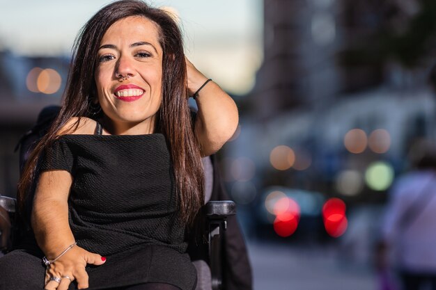 Niepełnosprawna kobieta z niepełnosprawnością na wózku inwalidzkim szczęśliwa z okazji obchodów sylwestra ubezpieczenie zdrowotne
