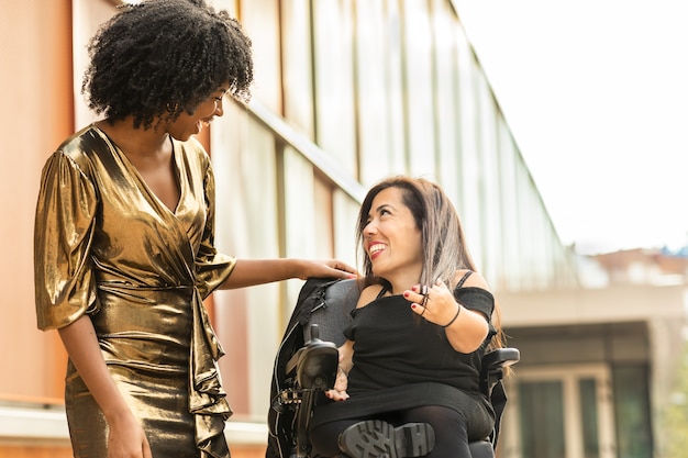 Niepełnosprawna latynoska kobieta na wózku inwalidzkim świętuje przyjęcie sylwestrowe z przyjaciółmi