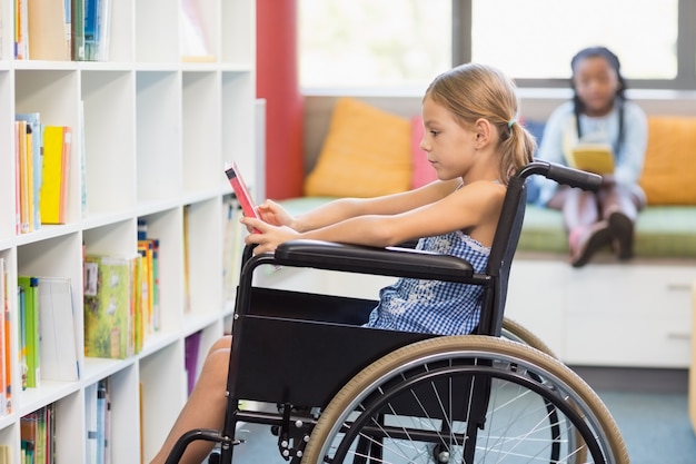 Niepełnosprawna Uczennica Wybiera Książkę Z Półki W Bibliotece