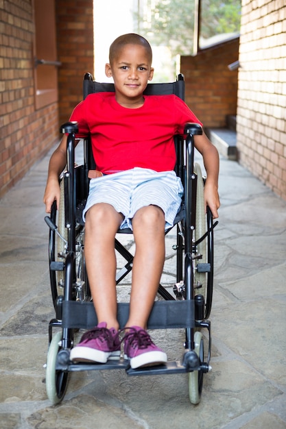 Niepełnosprawny chłopiec na szkolnym korytarzu