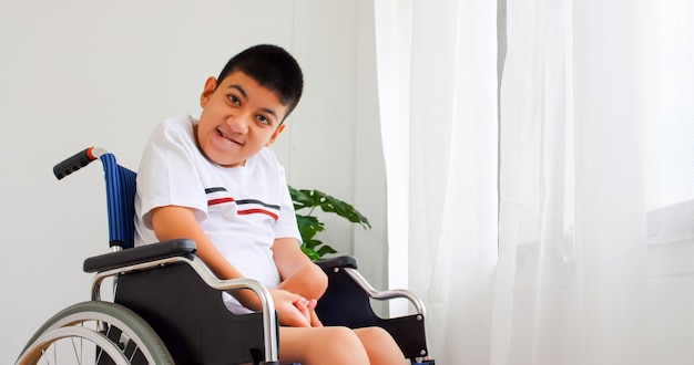 Niepełnosprawny Chłopiec Na Wózku Inwalidzkim.