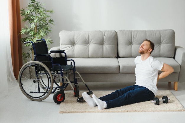 Niepełnosprawny mężczyzna powracający do zdrowia po kontuzji w domu
