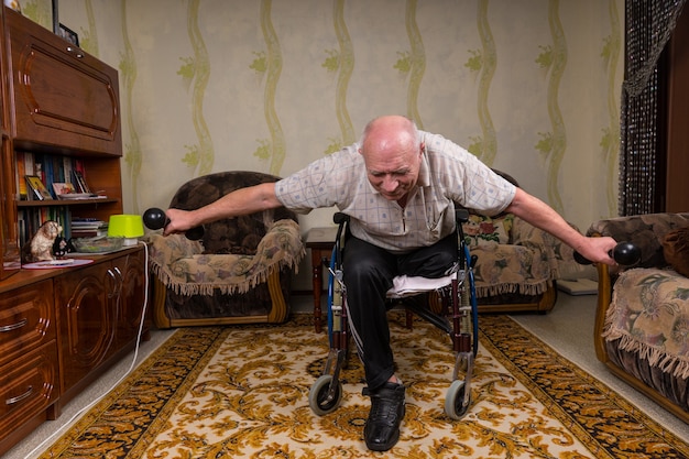 Zdjęcie niepełnosprawny starszy mężczyzna pochylił się i ćwiczył
