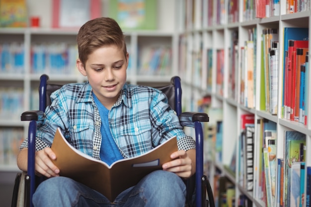 Niepełnosprawny Uczeń Czytanie Książki W Bibliotece