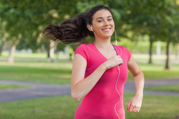 Niepłonna ładna kobieta jogging w parku