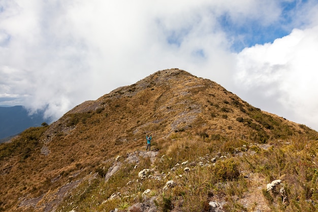 Nierozpoznani ludzie na górskim krajobrazie trekking piesze wycieczki górskie