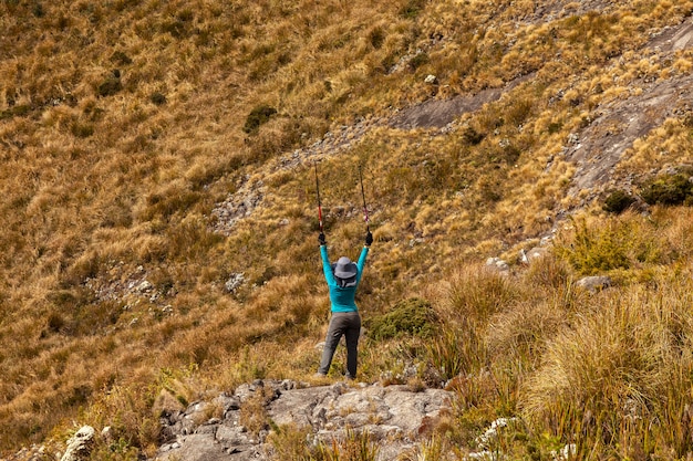 Nierozpoznani ludzie na górskim krajobrazie trekking piesze wycieczki górskie