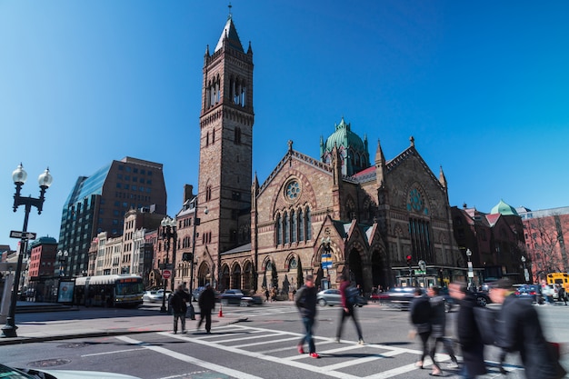 Nierozpoznany tłum Piesi z skrzyżowaniem dróg turystycznych i komunikacyjnych wokół kościoła Old Old South Boston w Massachusetts, Stany Zjednoczone Ameryki