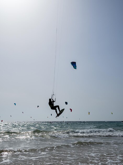 Nierozpoznawalne latanie ze swoim kitesurfingiem W tle nierozpoznawalny kitesurfing