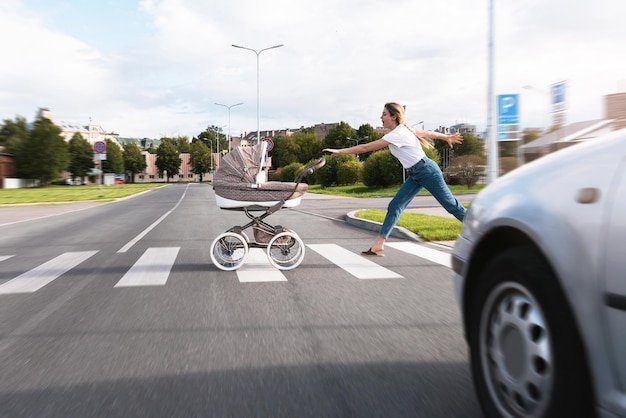 Nierozważna mama próbująca złapać wózek dla dziecka rozwinięty na drodze