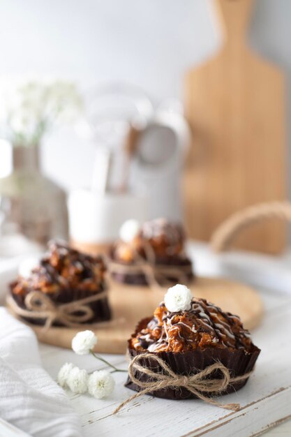 Nieruchomość z ciastami pokrytymi białym glazurą i czekoladą na kuchennym stole