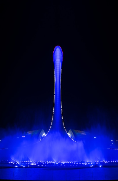 Niesamowita Oświetlona Fontanna Muzyczna I Stadion Olimpijski Fiszt W Nocy W Soczi W Rosji