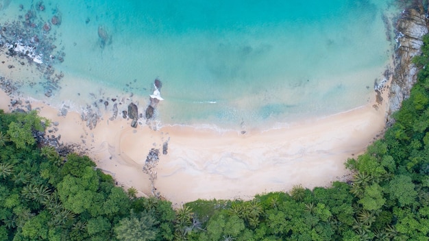 Niesamowita piękna plaża Widok z lotu ptaka na tropikalną plażę na pięknej wyspie Phuket Położony na plaży Laem Sing Phuket Tajlandia 30 października-2021