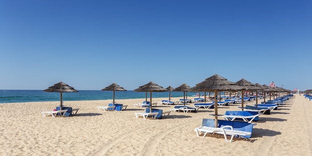 Niesamowita plaża na wyspie Tavira. Algarve Portugal