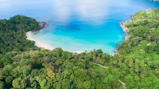 Niesamowita plaża Widok z lotu ptaka Tropikalna plaża morze na pięknej wyspie Phuket Znajduje się na plaży Freedom Phuket Tajlandia Piękne tło podróży i wycieczek