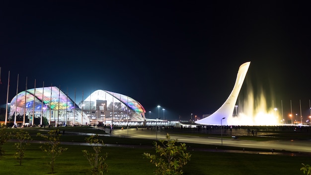 Niesamowita podświetlana fontanna muzyczna i Stadion Olimpijski "Fisht" w nocy w Soczi, Rosja.