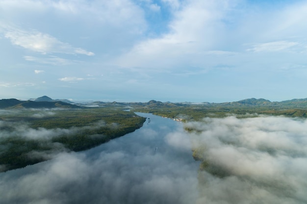 Niesamowita sceneria Natura krajobraz Natura widok Widok z lotu ptaka Fotografia z drona morza i lasu o poranku wschód lub zachód słońca w Phang Nga Tajlandia