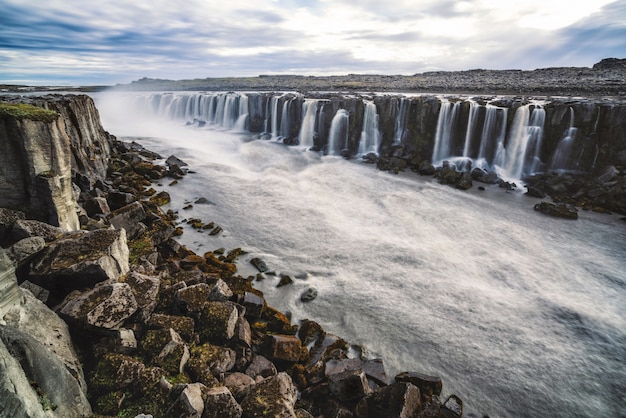 Niesamowita sceneria wodospadu Selfoss na Islandii